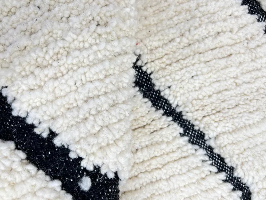 Tapis de couloir berbère Ayachi noir et blanc à losanges, vue 3 sur 4