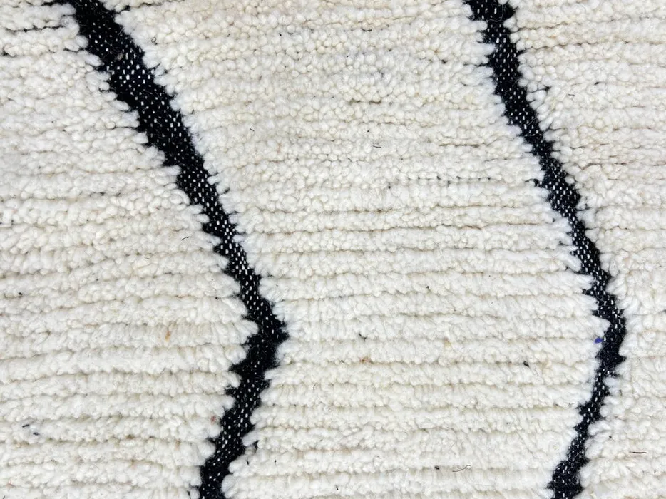 Tapis de couloir berbère Ayachi noir et blanc à losanges, vue 4 sur 4