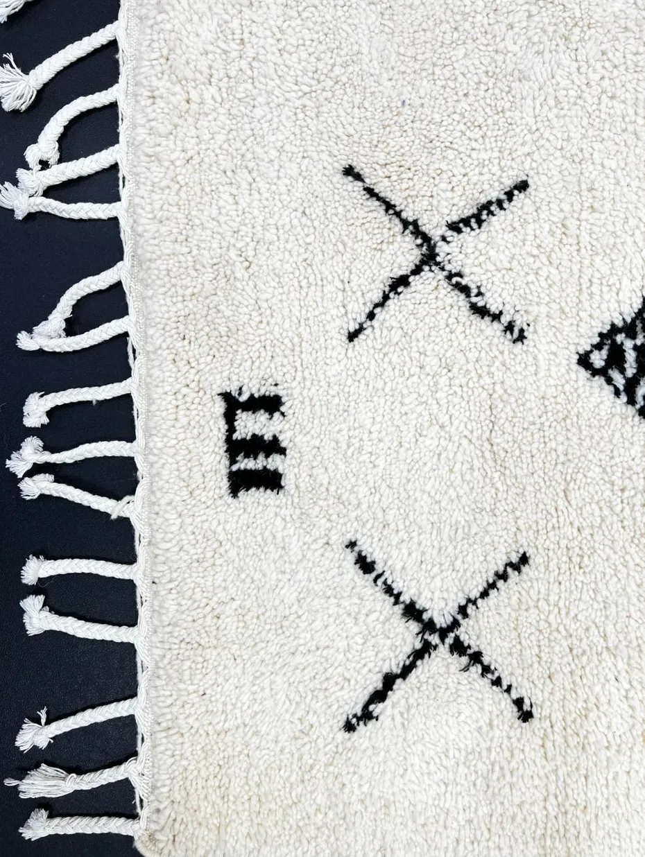 Tapis de couloir berbère Aylal blanc et noir aux motifs berbères, vue 3 sur 4
