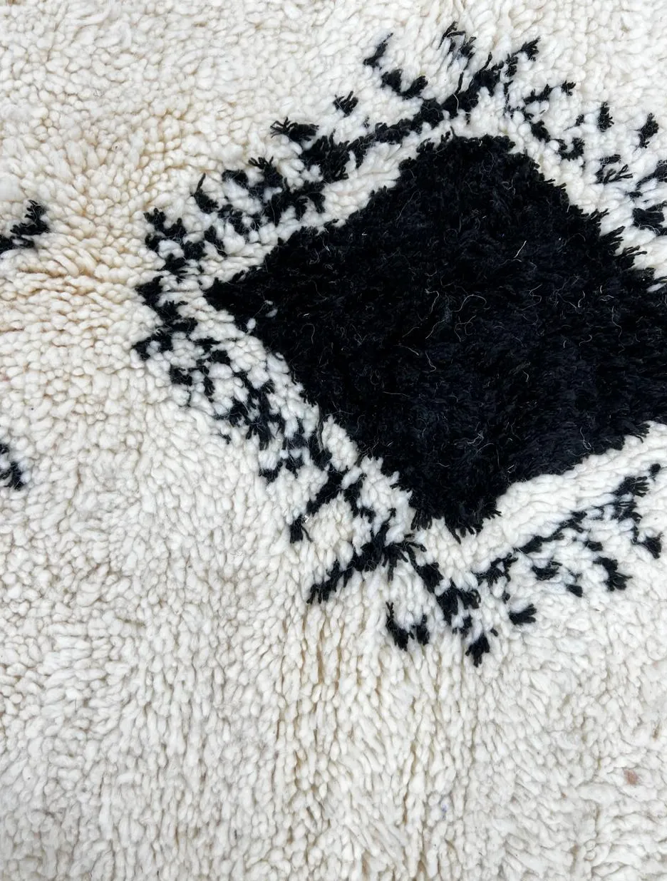 Tapis de couloir berbère Aylal blanc et noir aux motifs berbères, vue 4 sur 4