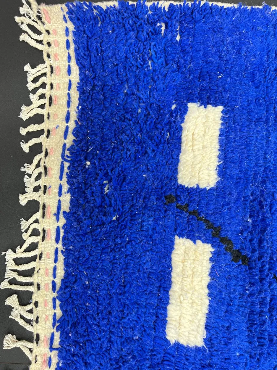 Tapis de couloir berbère Azigza bleu et rose au dessin abstrait, vue 3 sur 4