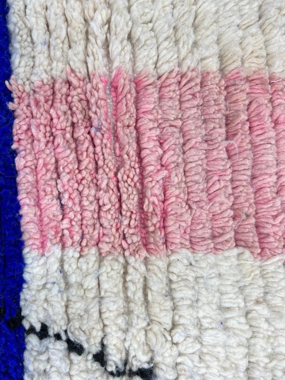 Tapis de couloir berbère Azigza bleu et rose au dessin abstrait, vue 4 sur 4