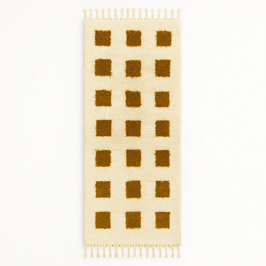 Tapis de couloir berbère Azrou blanc et moutarde à damier — tapis berbères contemporains tissé à la main