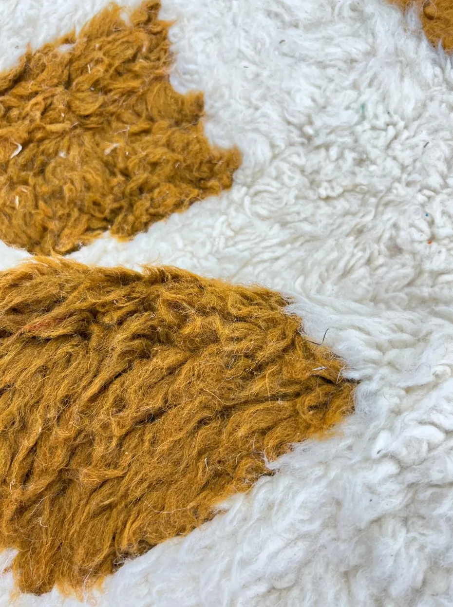 Tapis de couloir berbère Azrou blanc et moutarde à damier, vue 3 sur 4