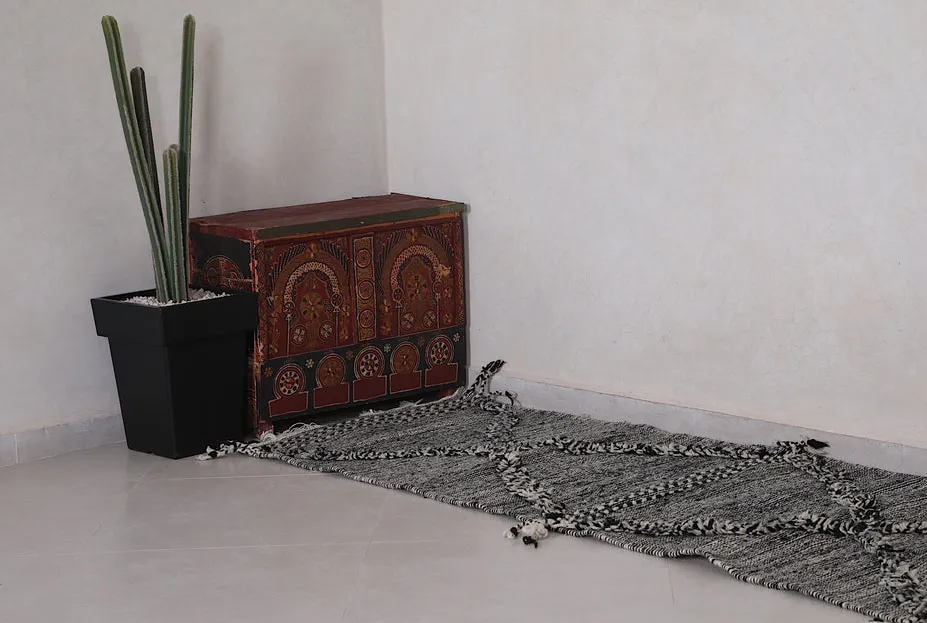 Tapis de couloir berbère Azul noir et crème à losanges, vue 5 sur 7