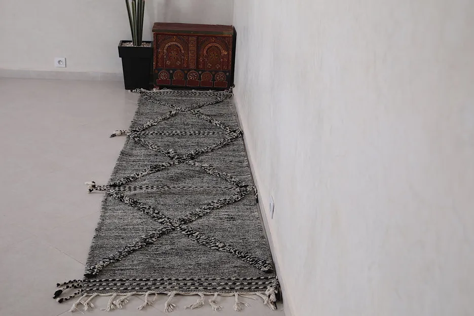 Tapis de couloir berbère Azul noir et crème à losanges, vue 6 sur 7