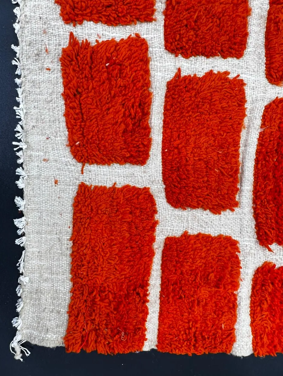 Tapis de couloir berbère Bhalil rouge et terracotta, vue 3 sur 4