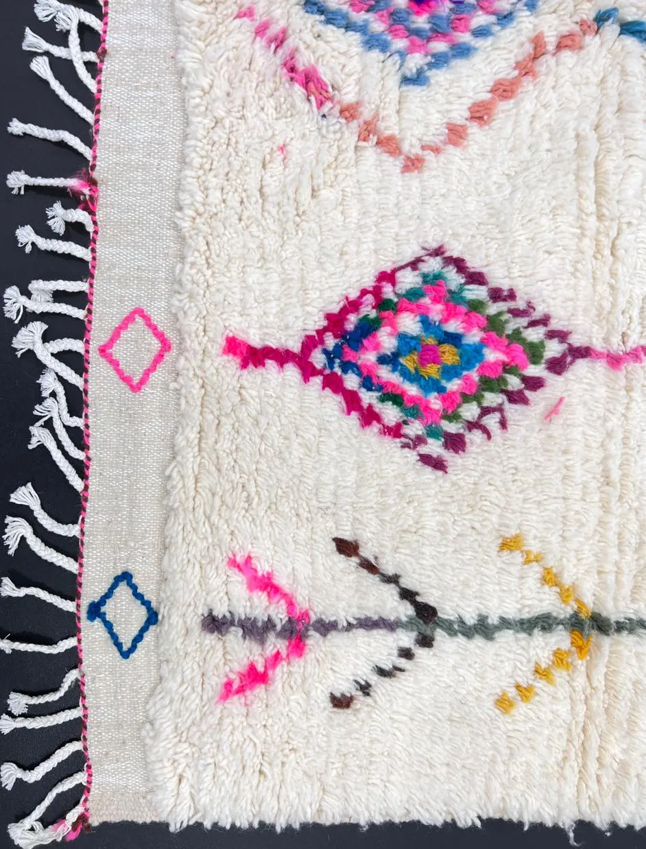 Tapis de couloir berbère Boulemane blanc aux motifs berbères, vue 3 sur 4