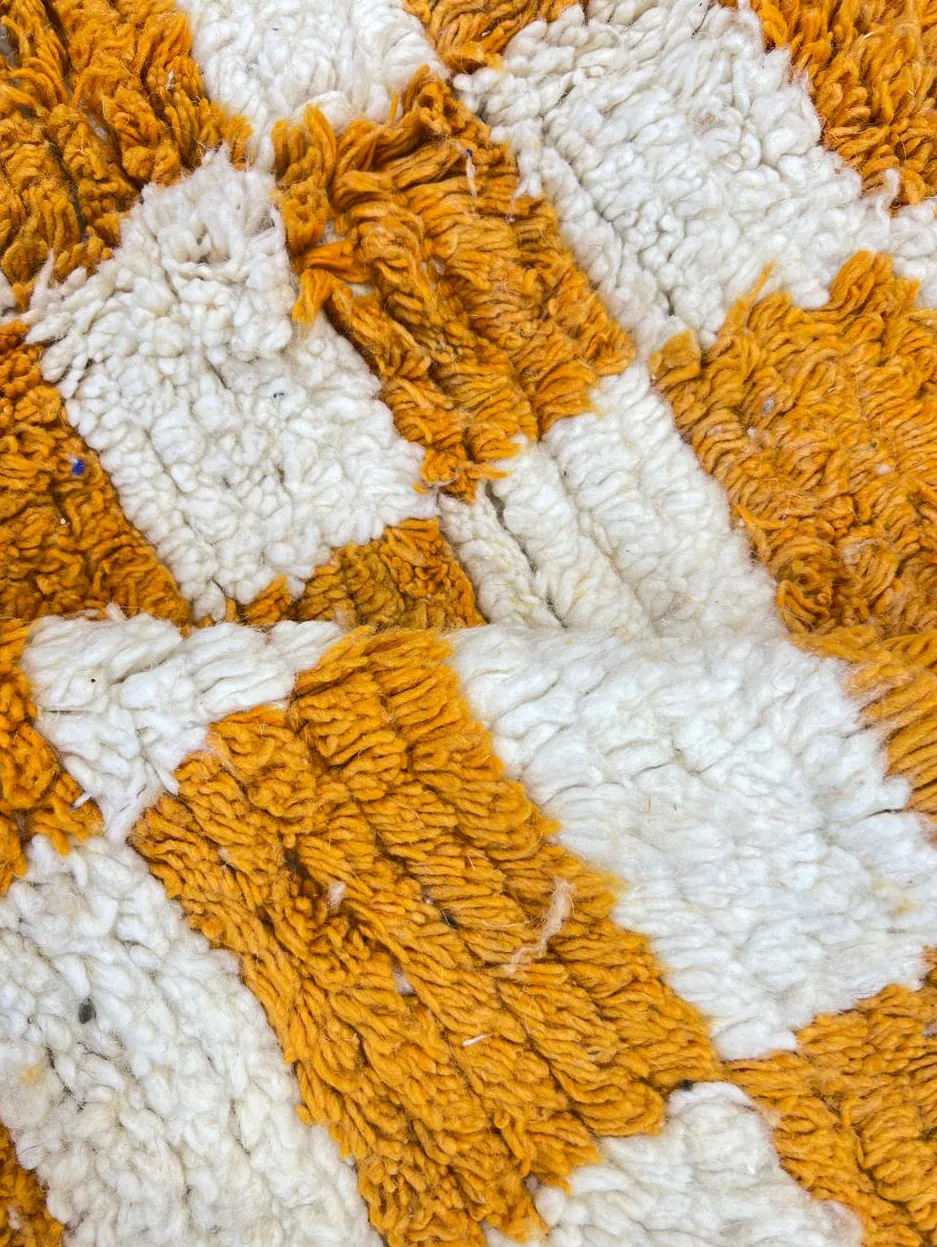 Tapis de couloir berbère Bounaceur moutarde à damier, vue 3 sur 4