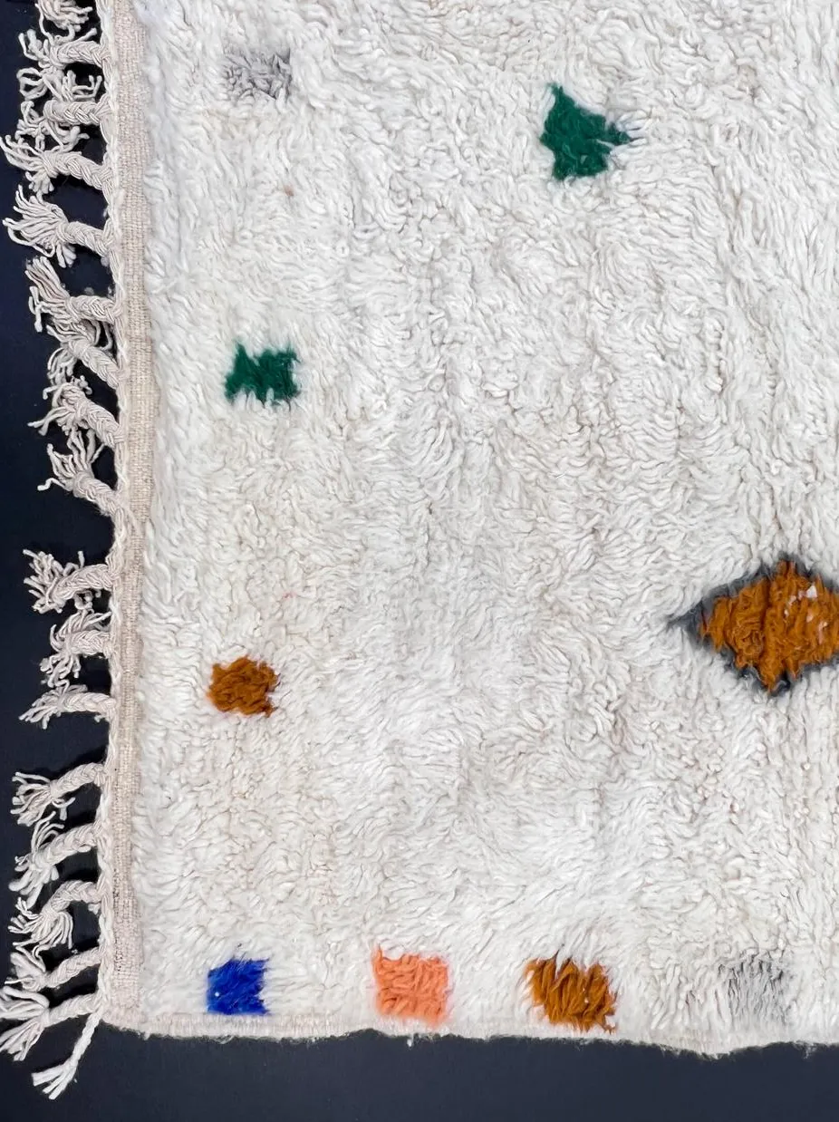 Tapis de couloir berbère Bzou blanc et multicolore aux motifs berbères, vue 3 sur 4