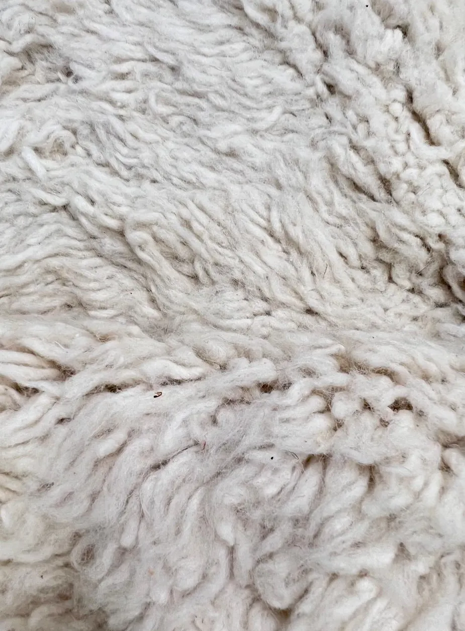 Tapis de couloir berbère Bzou blanc et multicolore aux motifs berbères, vue 4 sur 4
