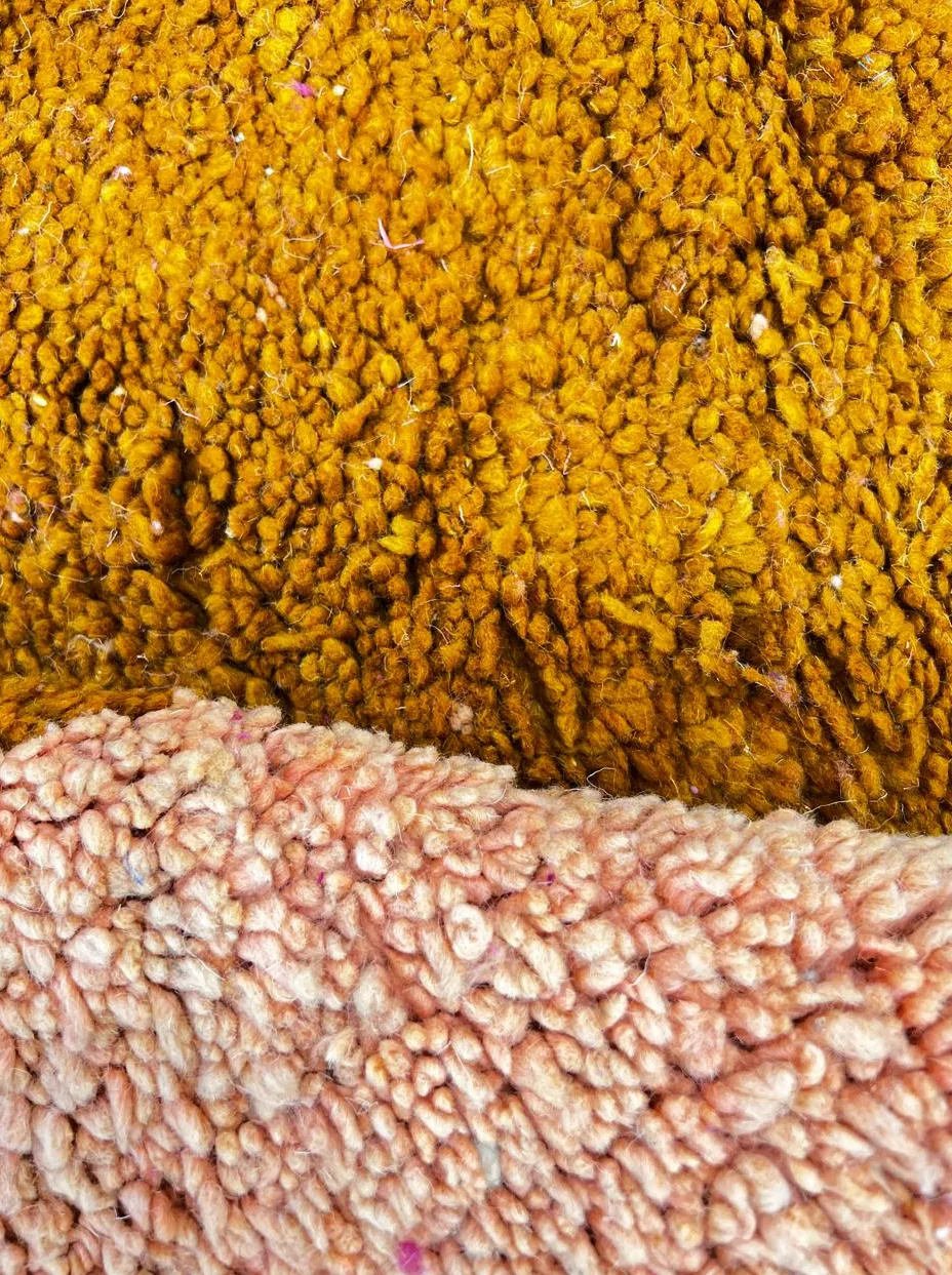 Tapis de couloir berbère Dadès rose et orange au dessin abstrait, vue 3 sur 4