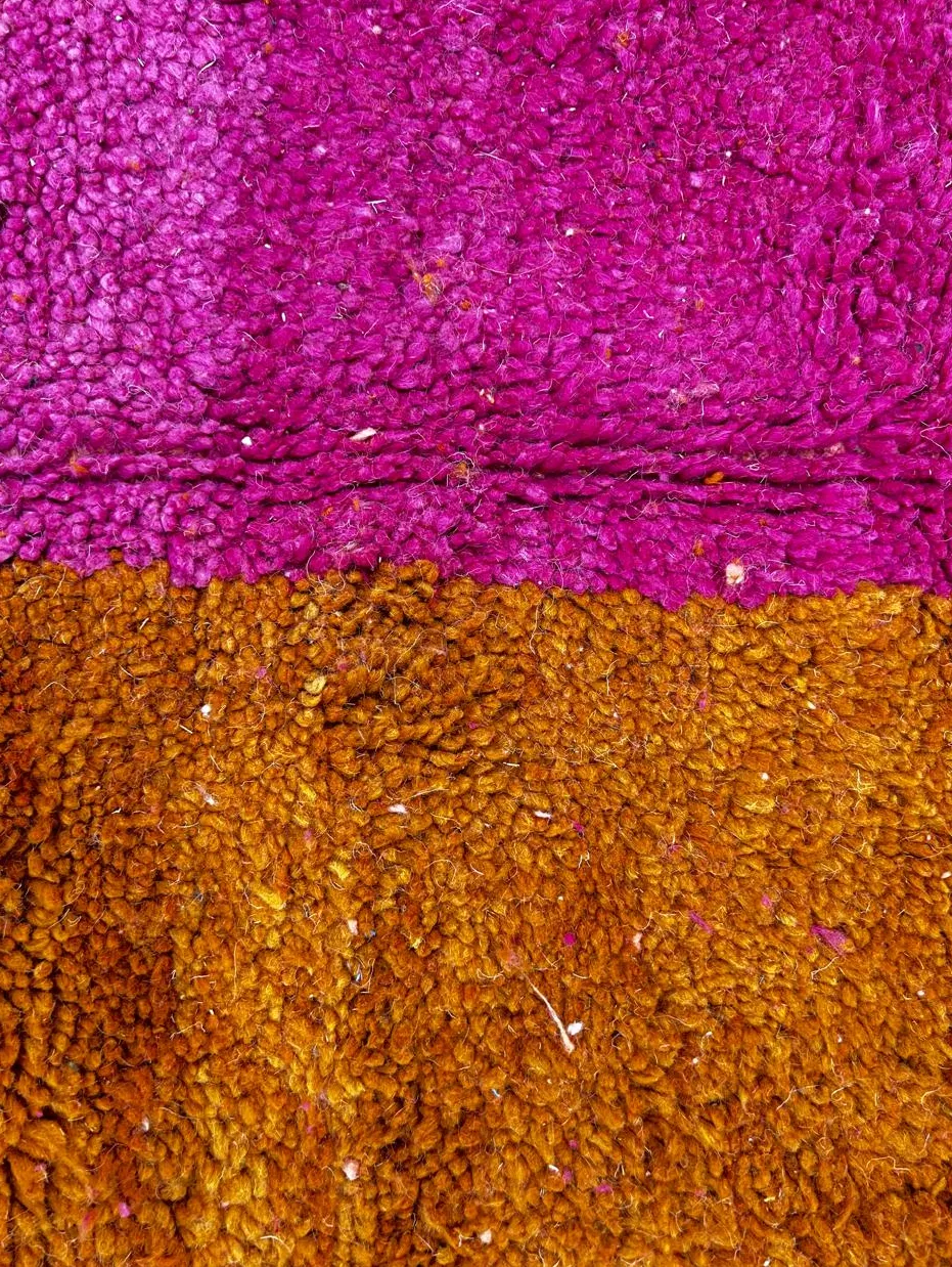 Tapis de couloir berbère Dadès rose et orange au dessin abstrait, vue 4 sur 4