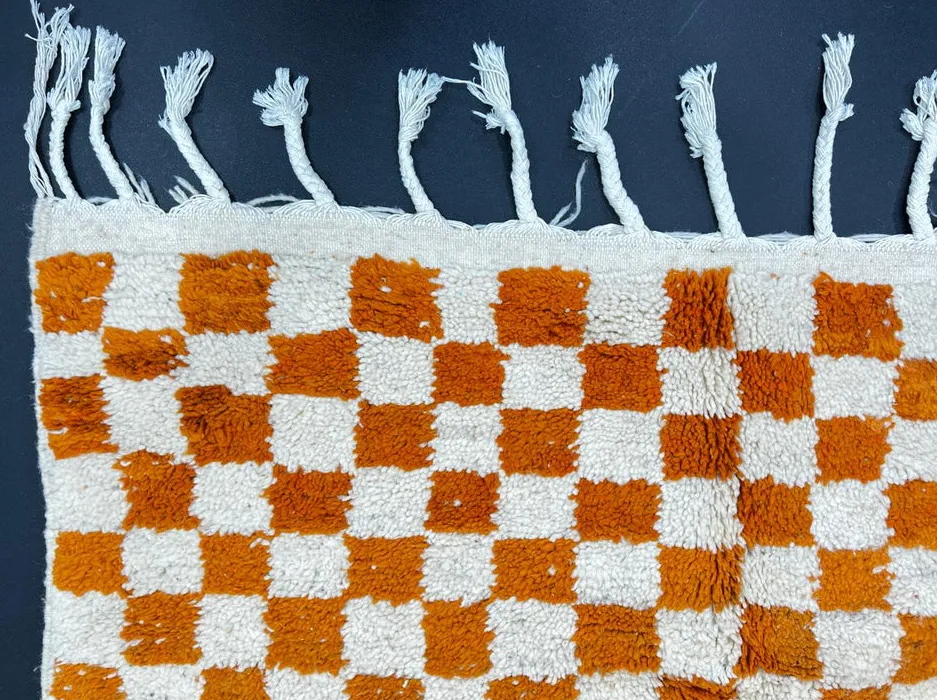 Tapis de couloir berbère Debdou orange et blanc à damier, vue 3 sur 4