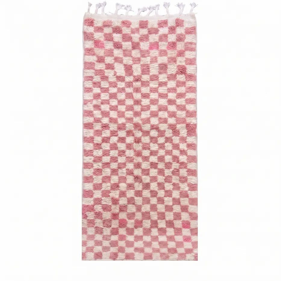 Tapis de couloir berbère Figuig rose à damier — tapis berbères contemporains tissé à la main