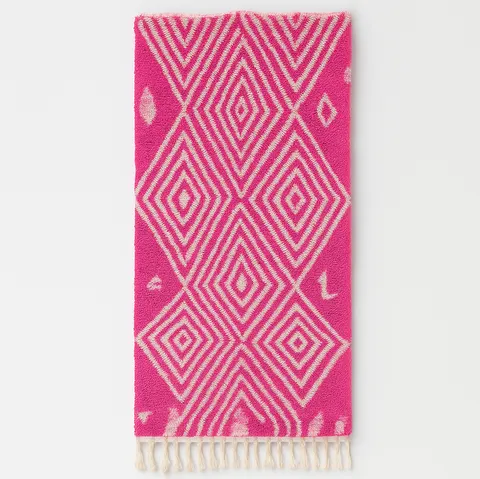 Tapis de couloir berbère Ghilas rose aux motifs géométriques — tapis berbères contemporains