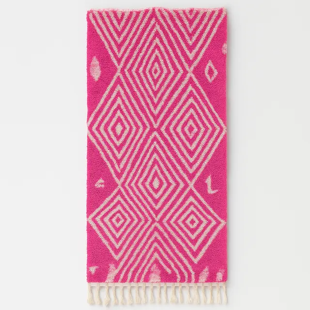 Tapis de couloir berbère Ghilas rose aux motifs géométriques — tapis berbères contemporains