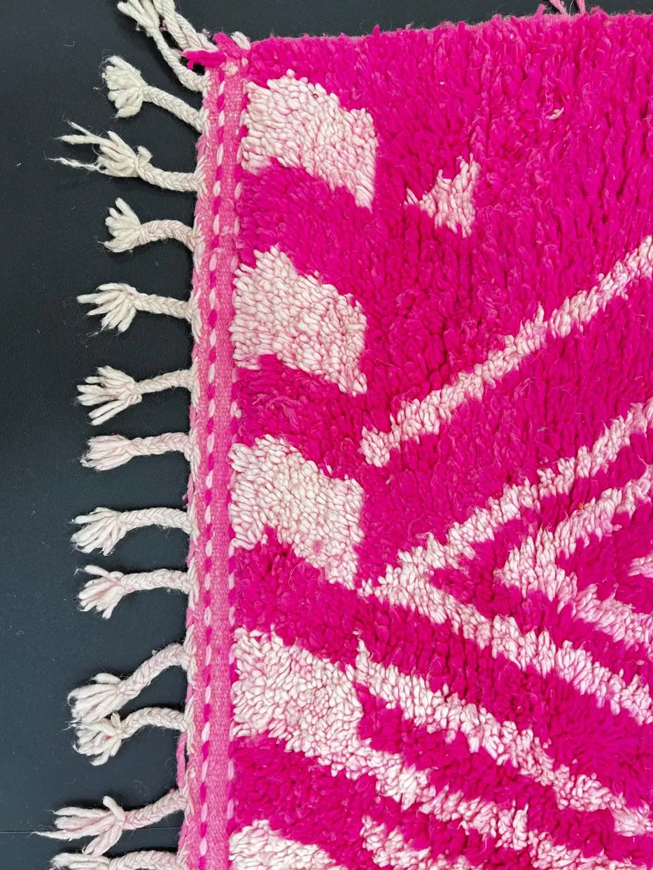 Tapis de couloir berbère Ghilas rose aux motifs géométriques, vue 3 sur 4