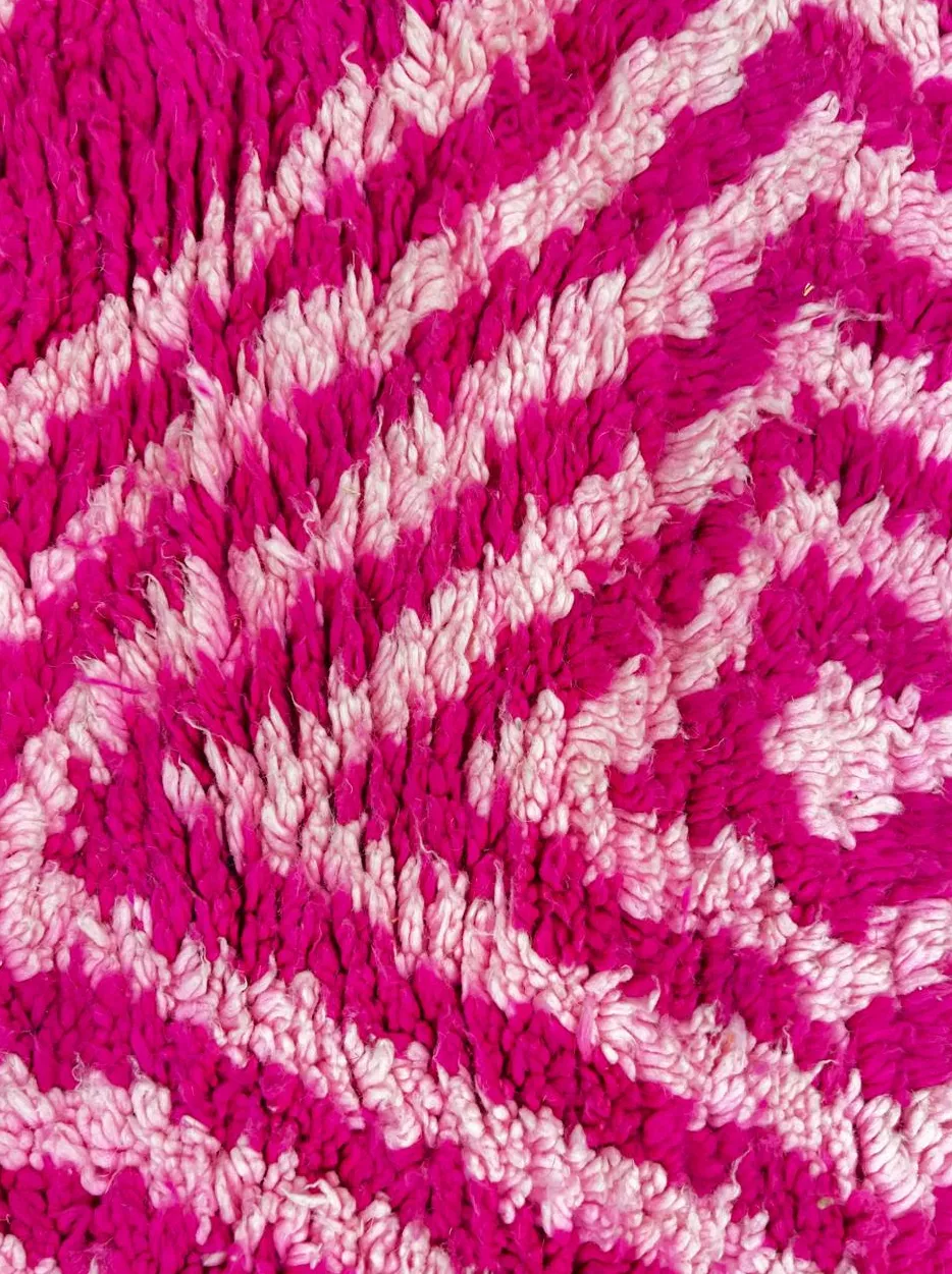 Tapis de couloir berbère Ghilas rose aux motifs géométriques, vue 4 sur 4