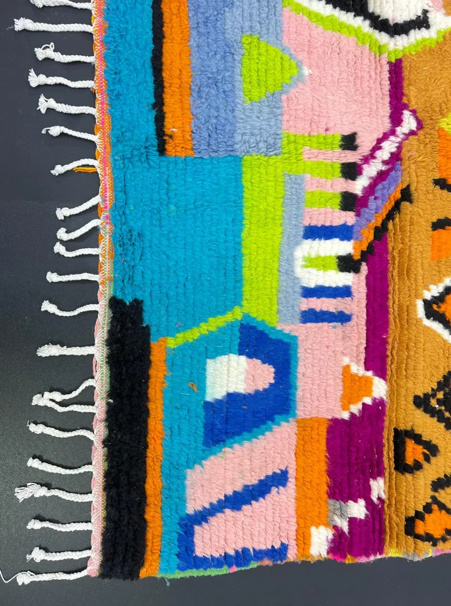 Tapis de couloir berbère Ijoukak multicolore au dessin abstrait, vue 3 sur 4