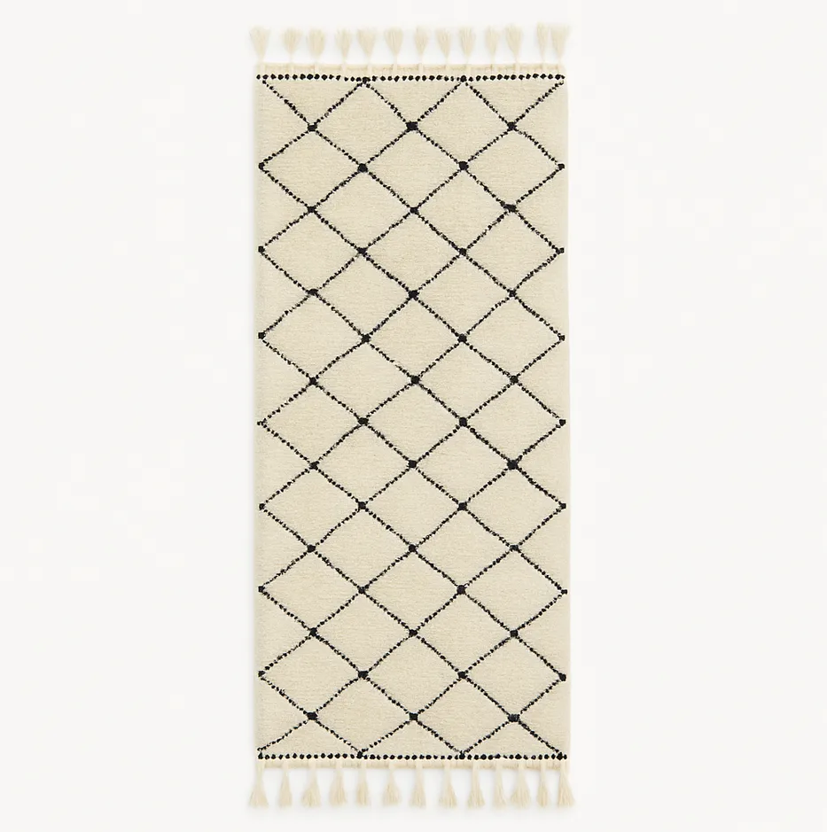 Tapis de couloir berbère Isli noir et blanc à losanges — tapis berbères contemporains tissé à la main