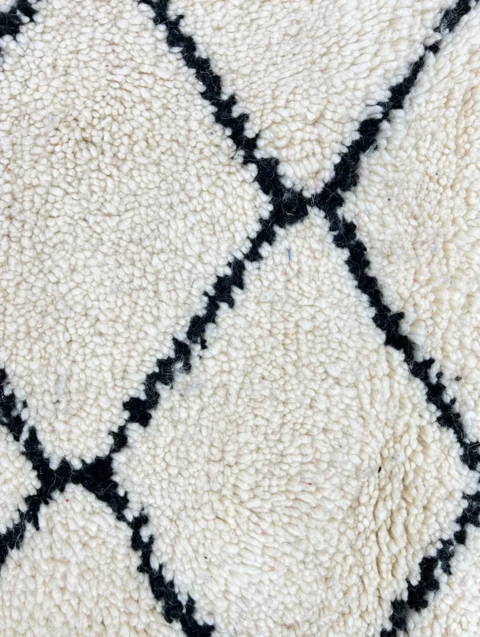 Tapis de couloir berbère Isli noir et blanc à losanges, vue 3 sur 4