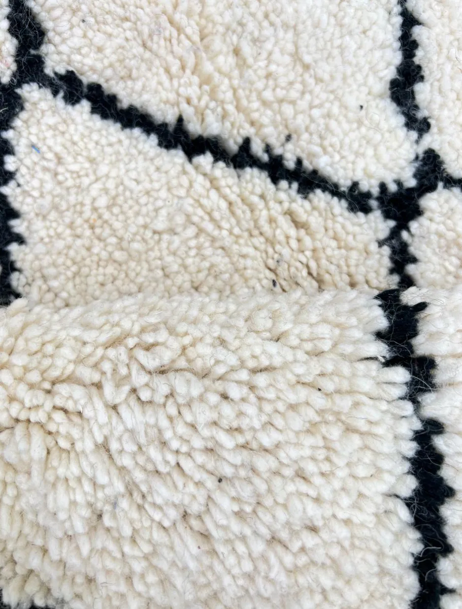 Tapis de couloir berbère Isli noir et blanc à losanges, vue 4 sur 4