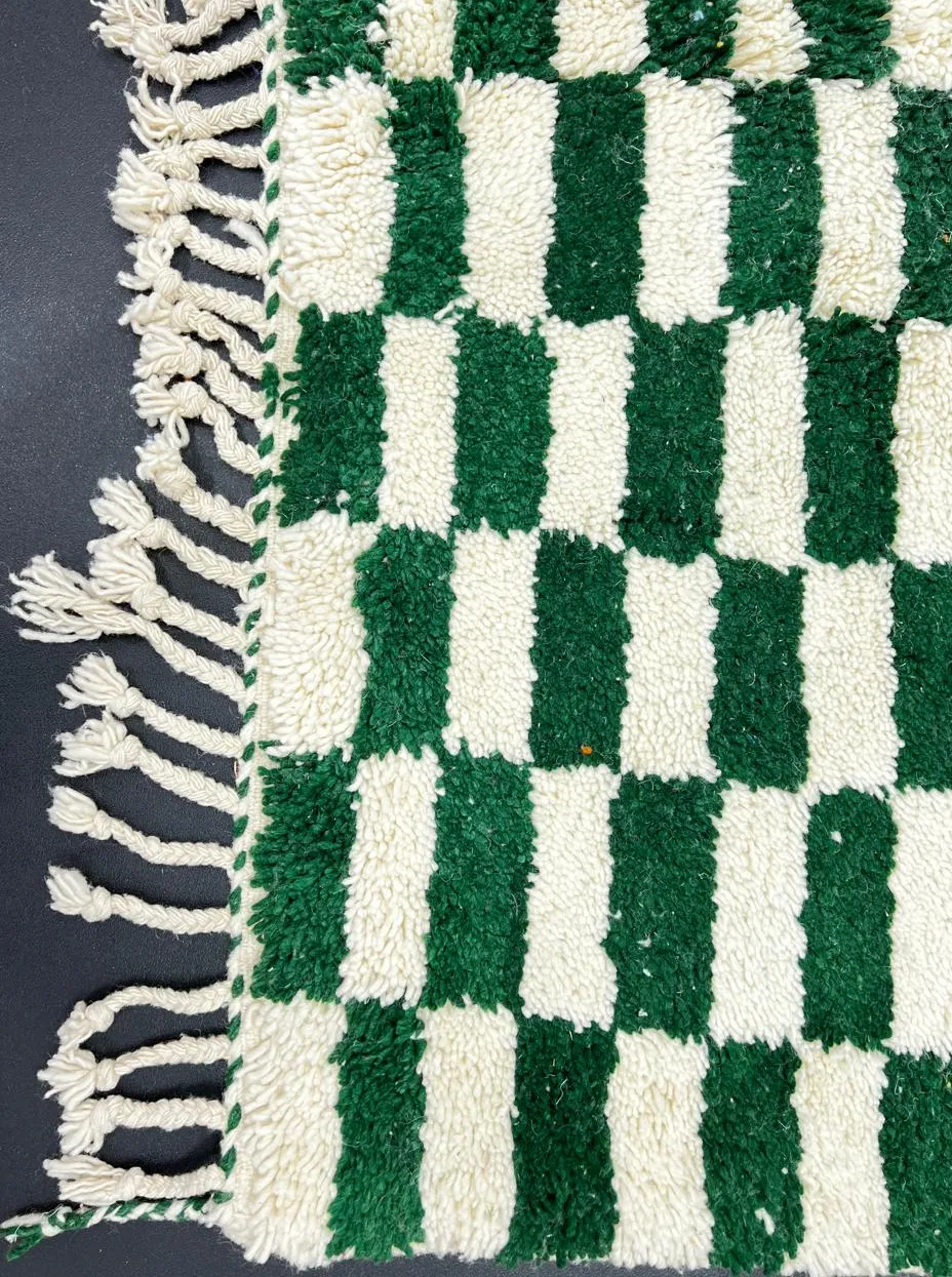 Tapis de couloir berbère Lunja vert et blanc à damier, vue 3 sur 4