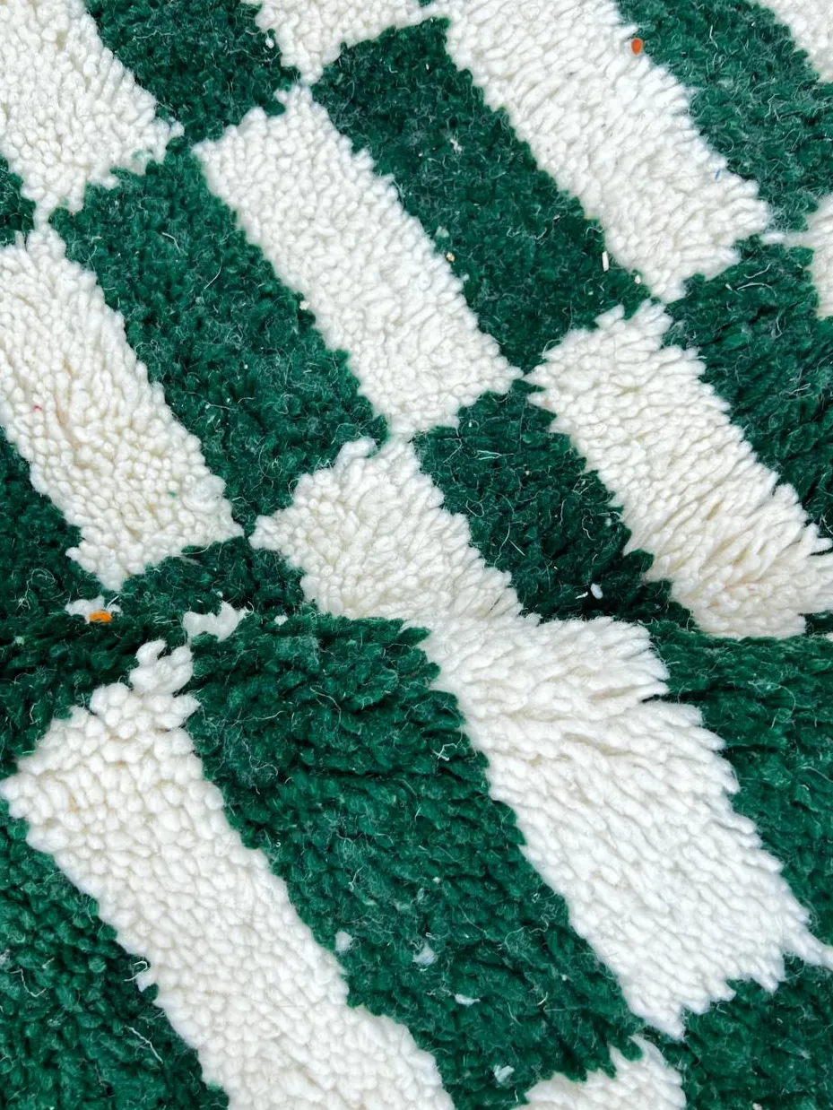 Tapis de couloir berbère Lunja vert et blanc à damier, vue 4 sur 4