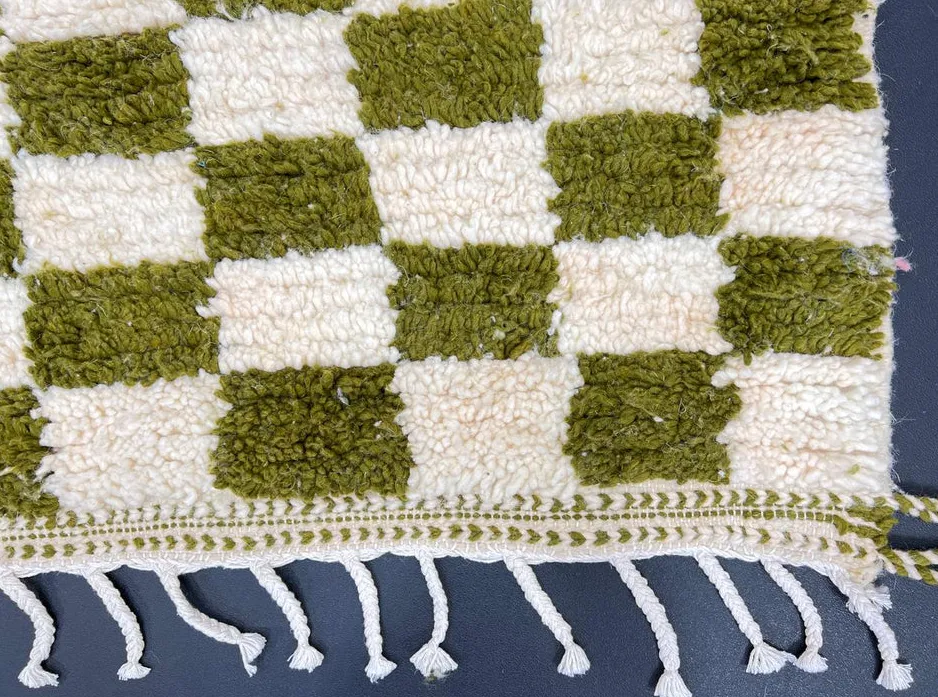 Tapis de couloir berbère Mgoun vert et blanc à damier, vue 3 sur 4