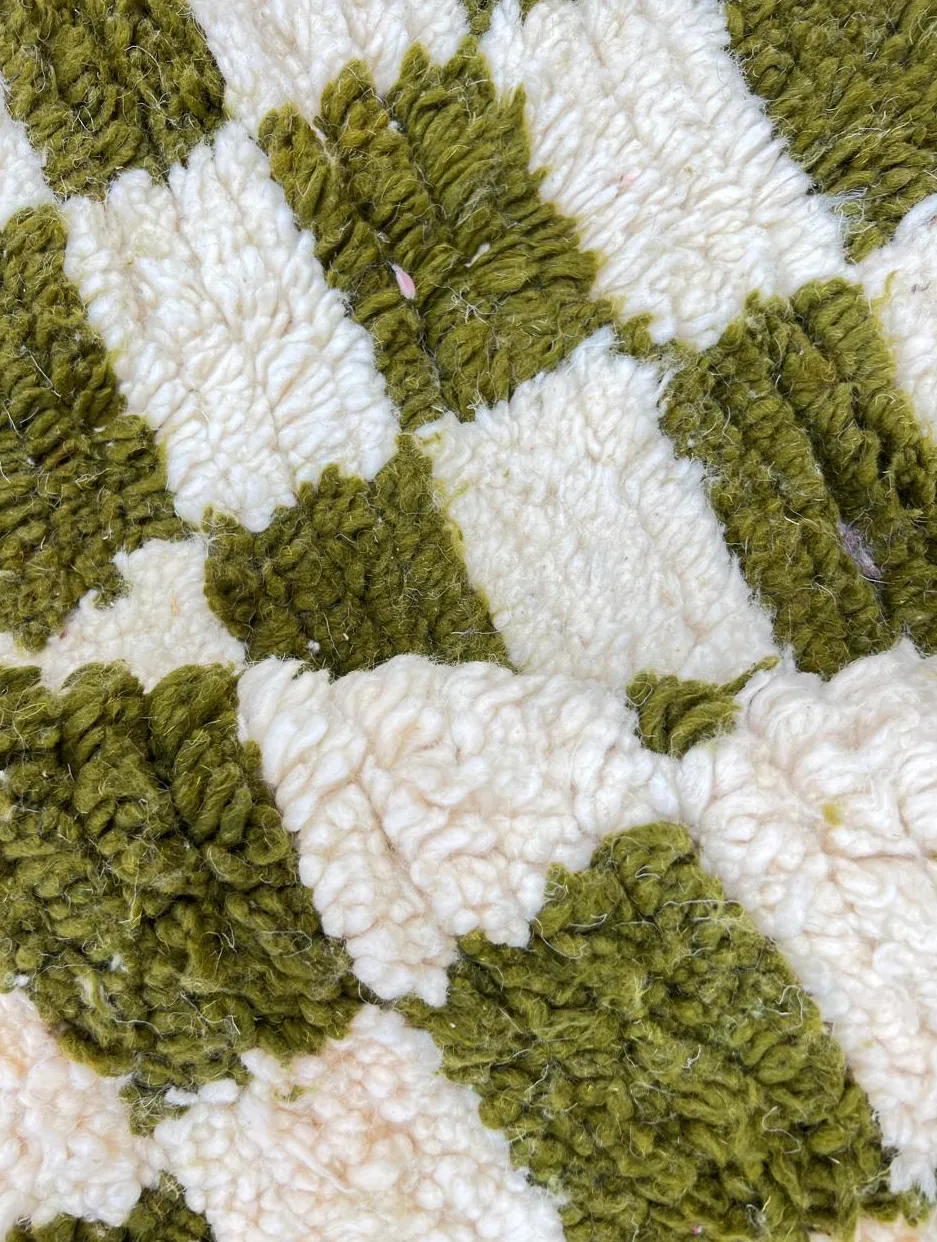Tapis de couloir berbère Mgoun vert et blanc à damier, vue 4 sur 4