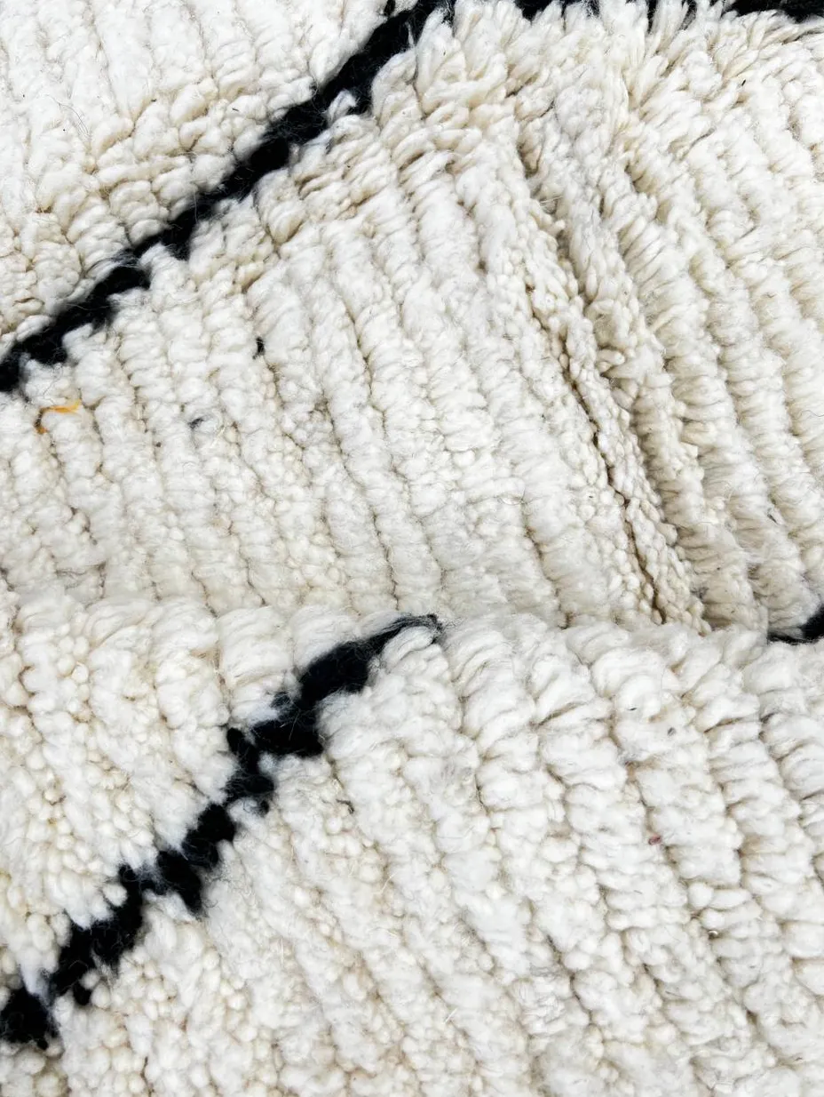 Tapis de couloir berbère Ouezzane noir et blanc uni, vue 3 sur 4