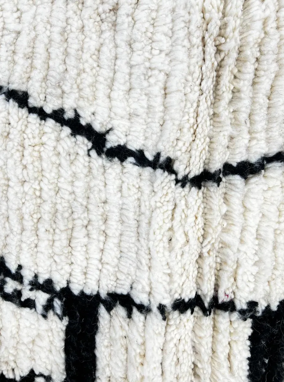 Tapis de couloir berbère Ouezzane noir et blanc uni, vue 4 sur 4