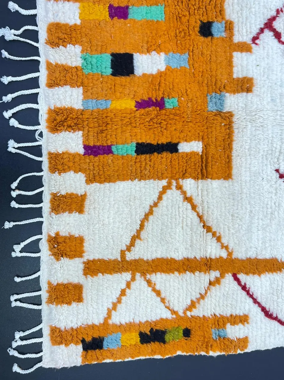 Tapis de couloir berbère Oukaïmeden blanc et rouge à lignes, vue 3 sur 4
