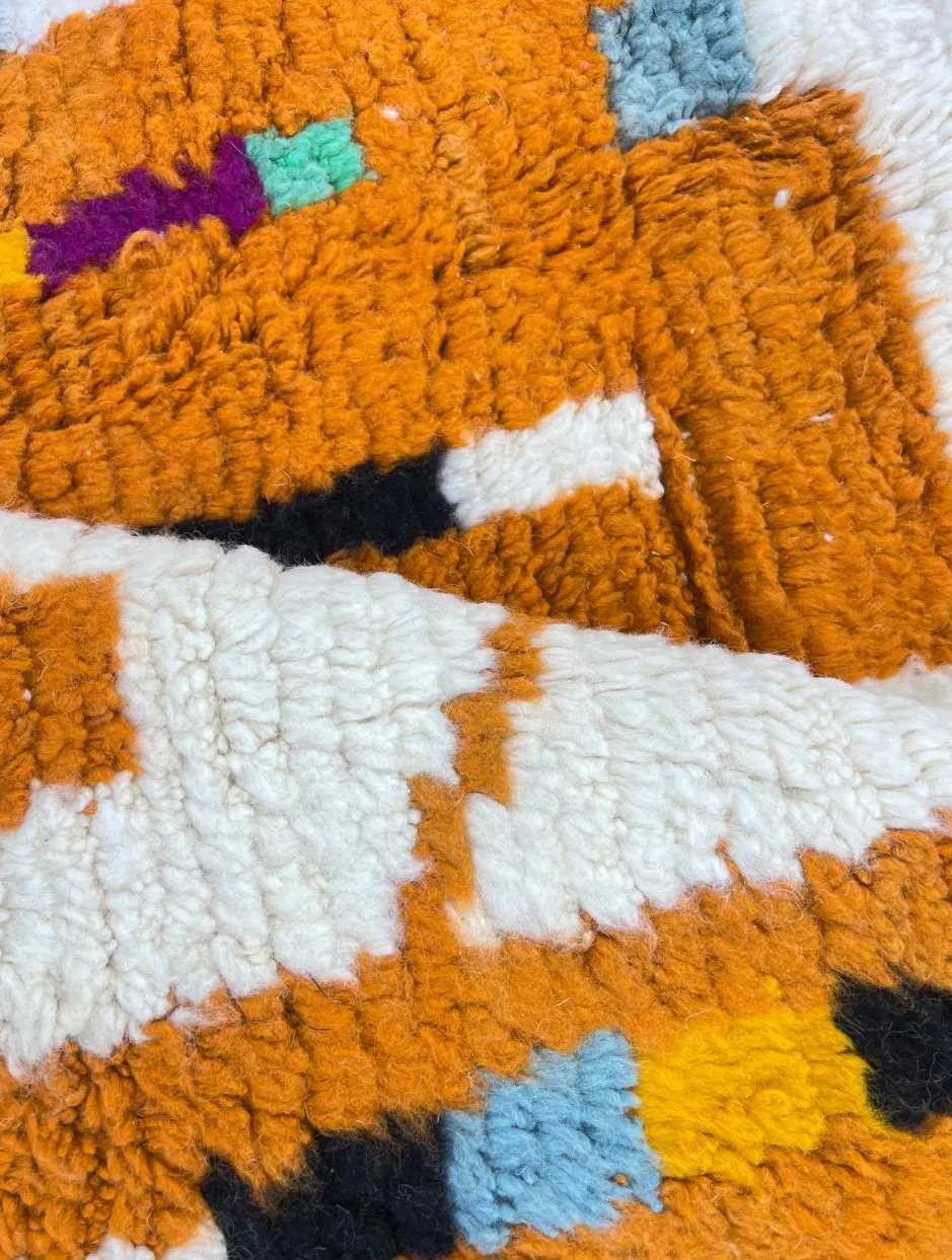 Tapis de couloir berbère Oukaïmeden blanc et rouge à lignes, vue 4 sur 4
