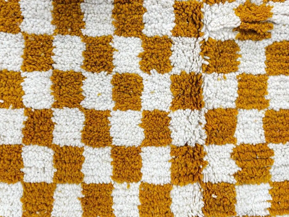 Tapis de couloir berbère Ourika moutarde et jaune à damier, vue 3 sur 4