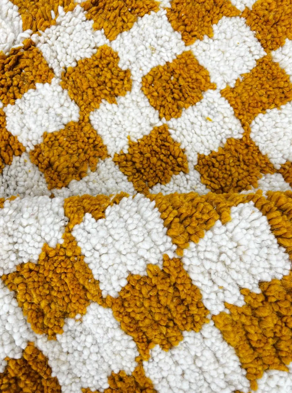Tapis de couloir berbère Ourika moutarde et jaune à damier, vue 4 sur 4