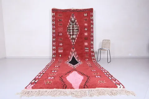 Tapis de couloir berbère Rheris rouge et rose aux motifs berbères — tapis berbères contemporains