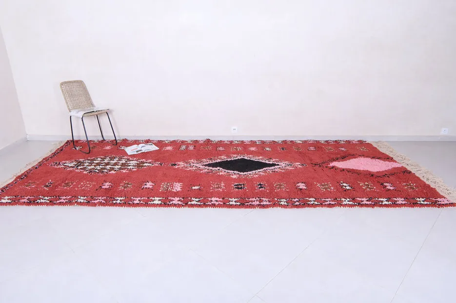 Tapis de couloir berbère Rheris rouge et rose aux motifs berbères, vue 3 sur 7