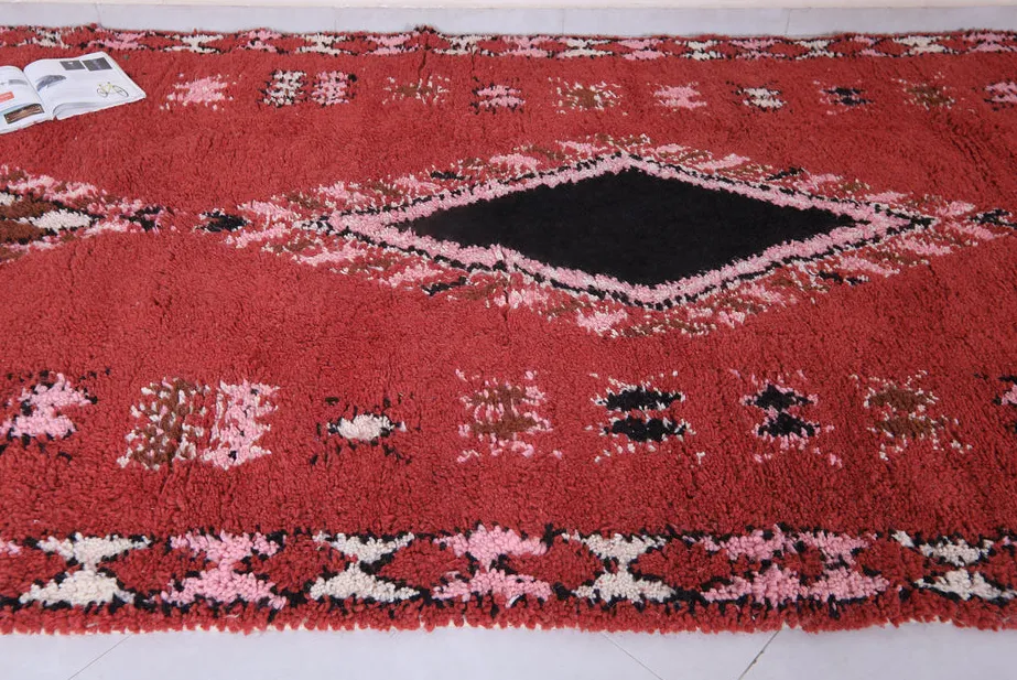 Tapis de couloir berbère Rheris rouge et rose aux motifs berbères, vue 4 sur 7