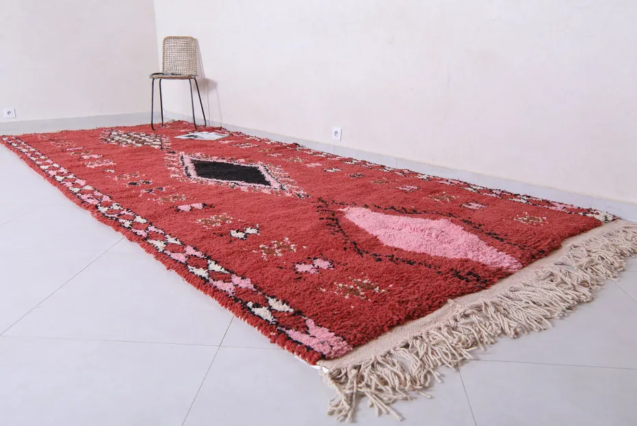 Tapis de couloir berbère Rheris rouge et rose aux motifs berbères, vue 5 sur 7