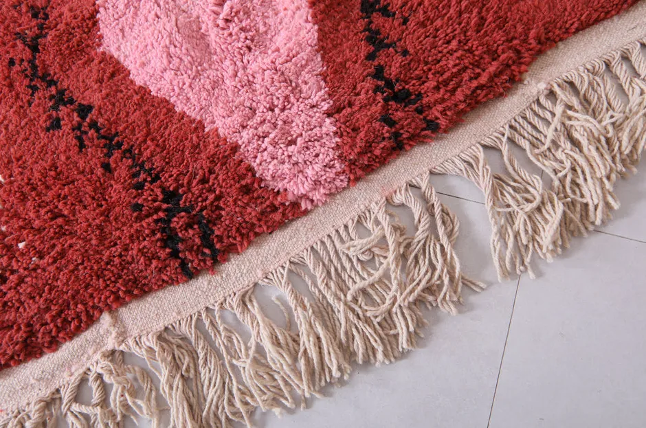 Tapis de couloir berbère Rheris rouge et rose aux motifs berbères, vue 6 sur 7