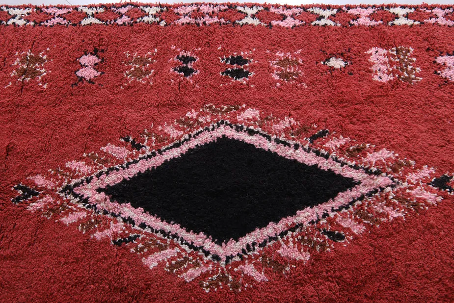 Tapis de couloir berbère Rheris rouge et rose aux motifs berbères, vue 7 sur 7