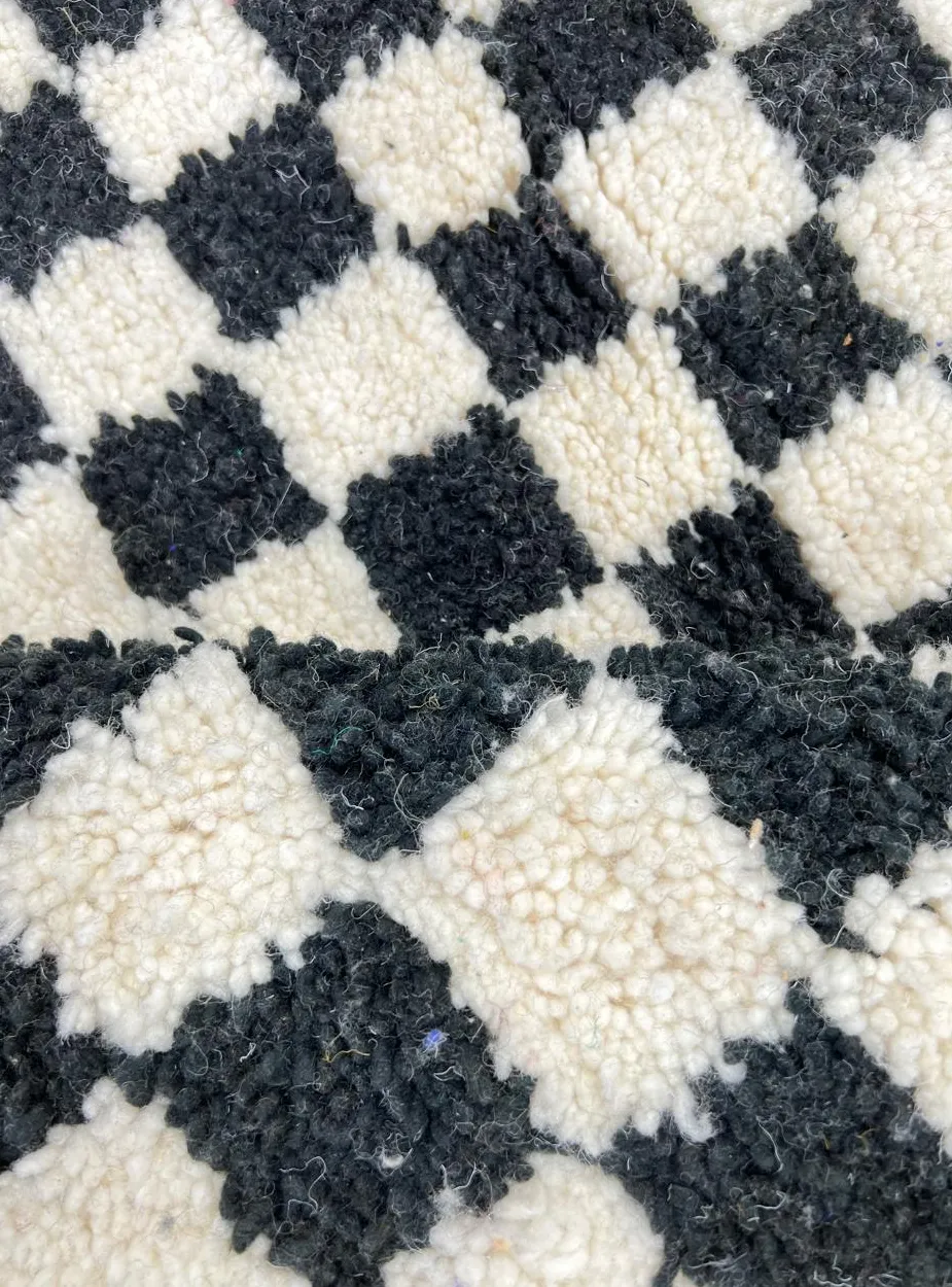 Tapis de couloir berbère Saghro noir et blanc à damier, vue 3 sur 4