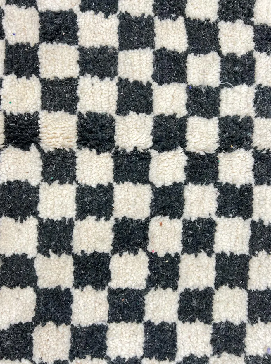 Tapis de couloir berbère Saghro noir et blanc à damier, vue 4 sur 4