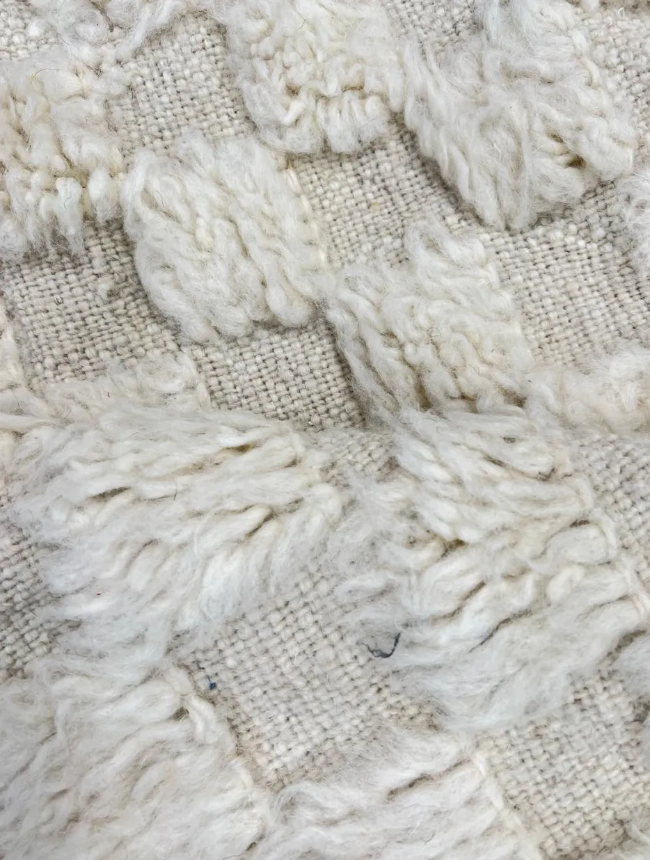 Tapis de couloir berbère Sefrou blanc à damier, vue 3 sur 4