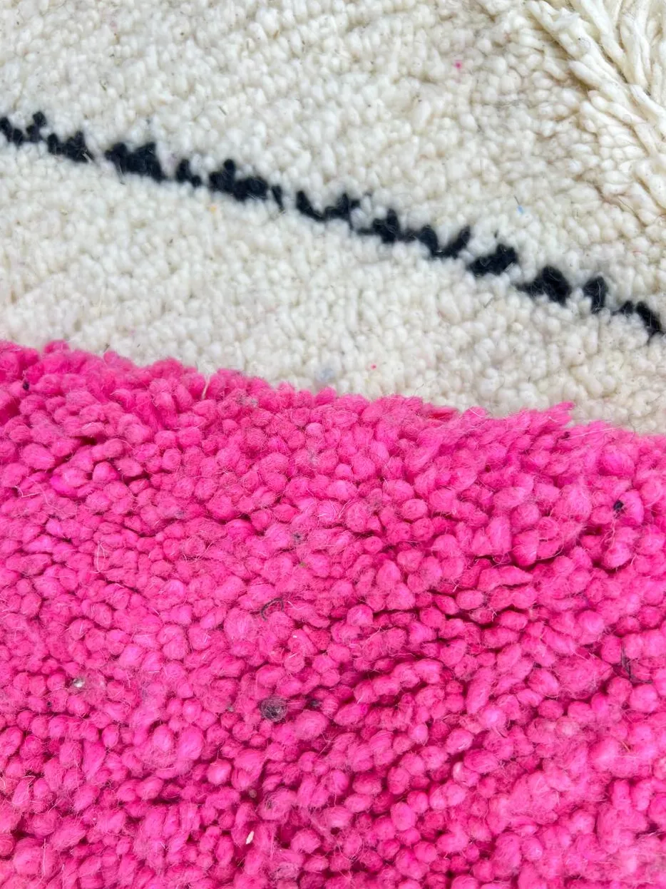 Tapis de couloir berbère Sidi-Ali noir et rose à losanges, vue 3 sur 4