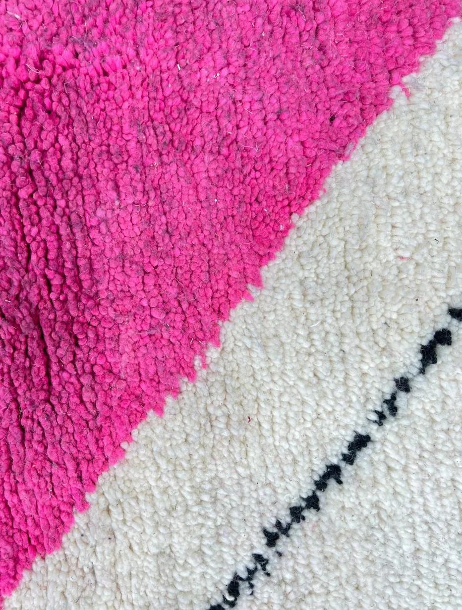Tapis de couloir berbère Sidi-Ali noir et rose à losanges, vue 4 sur 4