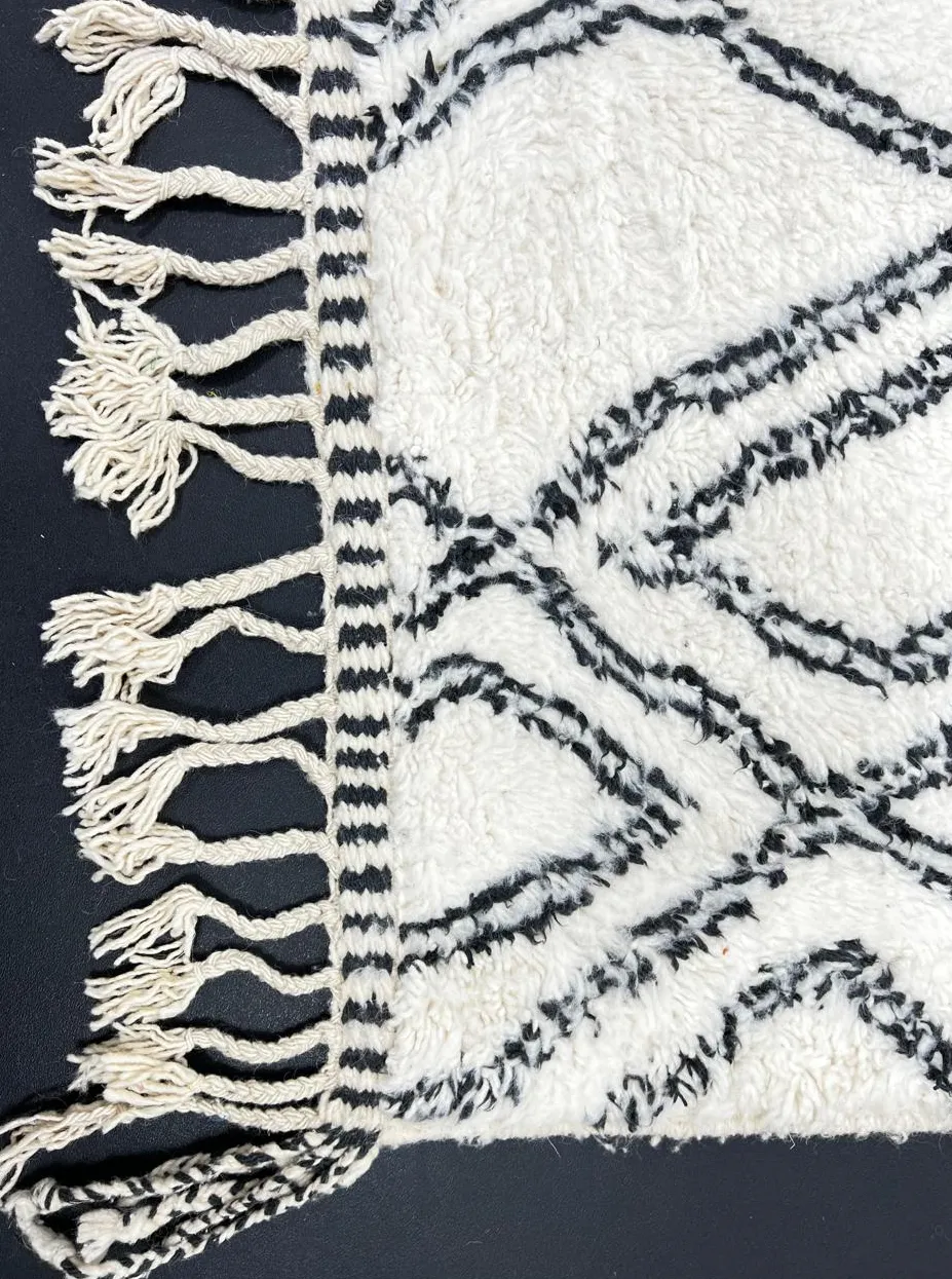 Tapis de couloir berbère Sifaw blanc et noir à losanges, vue 3 sur 4