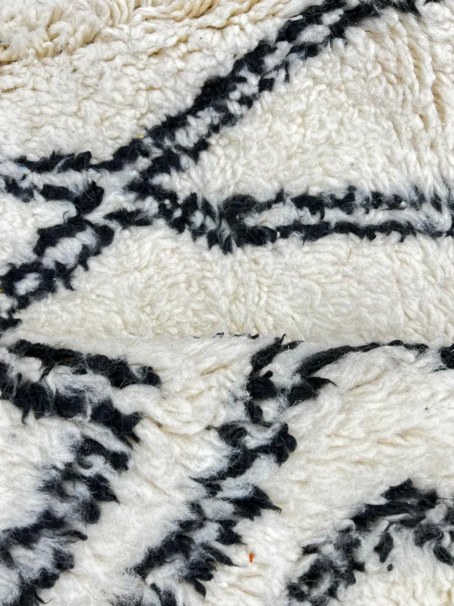 Tapis de couloir berbère Sifaw blanc et noir à losanges, vue 4 sur 4